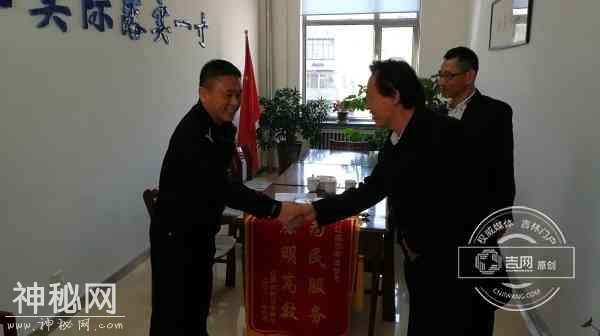 辽源市民俗博物馆向“社会治安”保卫者送锦旗-2.jpg