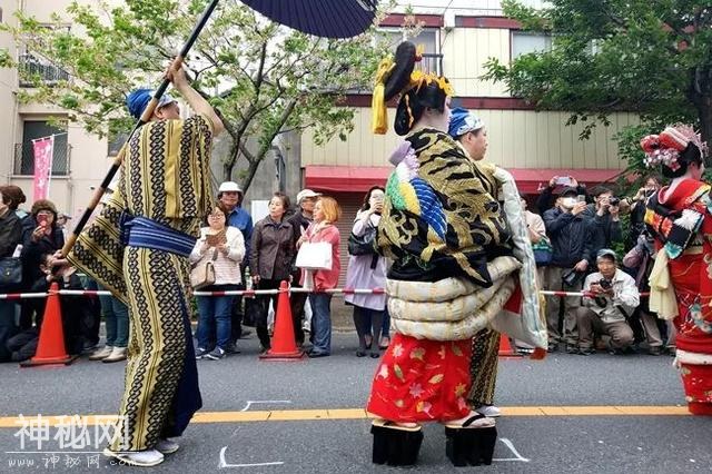 东京浅草举行“花魁”游行，再现江户时代花街风俗-2.jpg
