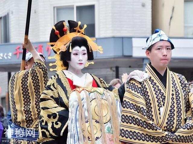 东京浅草举行“花魁”游行，再现江户时代花街风俗-1.jpg