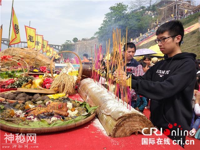 河池大化县：“三月三”民俗歌舞“献祭”红水河-4.jpg