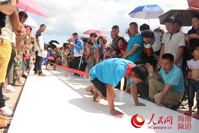 海南“三月三”昌江分会场上演民俗趣味体育活动-1.jpg