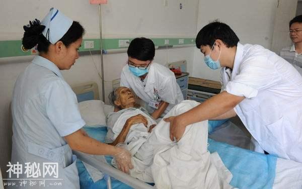 78岁老人参加保健会销被骗12万，知道真相后心梗发作被气死！-4.jpg