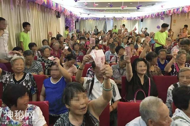 78岁老人参加保健会销被骗12万，知道真相后心梗发作被气死！-3.jpg
