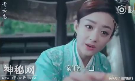 赵丽颖喂易烊千玺吃点心，大佬的表情太萌了，以前怎么没发现呢？-2.jpg