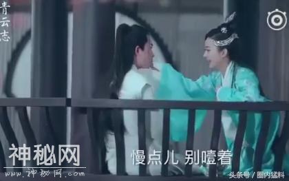 赵丽颖喂易烊千玺吃点心，大佬的表情太萌了，以前怎么没发现呢？-5.jpg