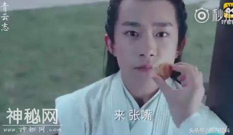 赵丽颖喂易烊千玺吃点心，大佬的表情太萌了，以前怎么没发现呢？-3.jpg