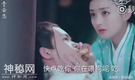 赵丽颖喂易烊千玺吃点心，大佬的表情太萌了，以前怎么没发现呢？-4.jpg