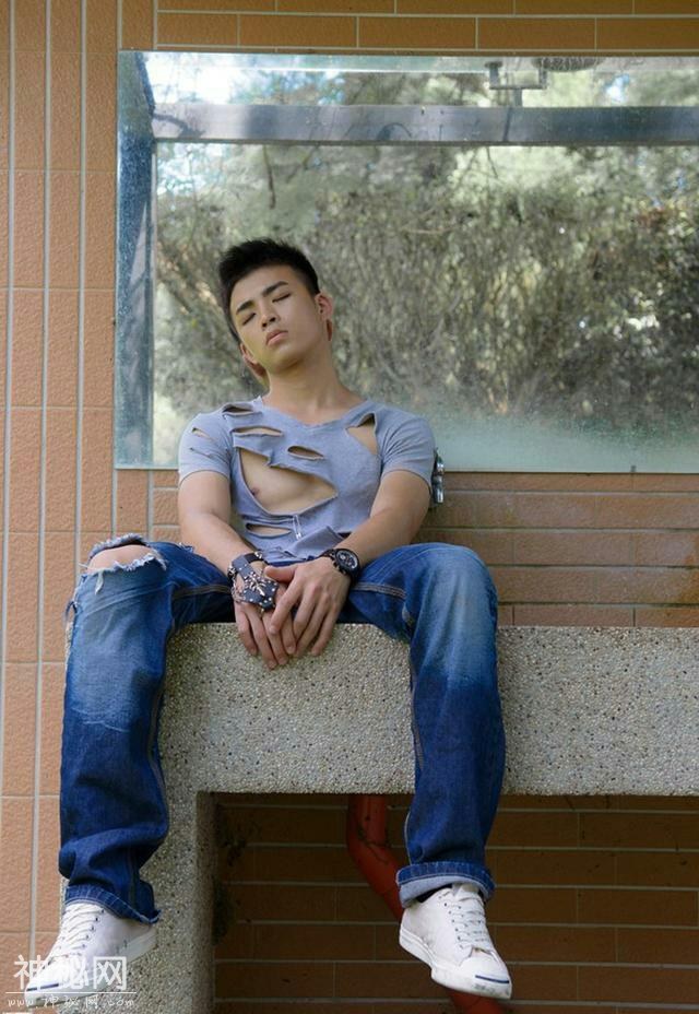 帅哥衣服破了，要不要我帮你买件衣服-4.jpg