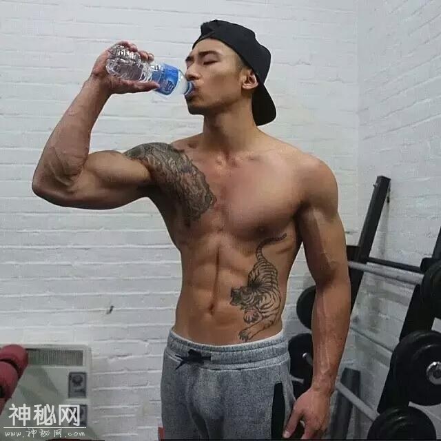 左青龙右白虎，这个肌肉帅哥有点猛-1.jpg