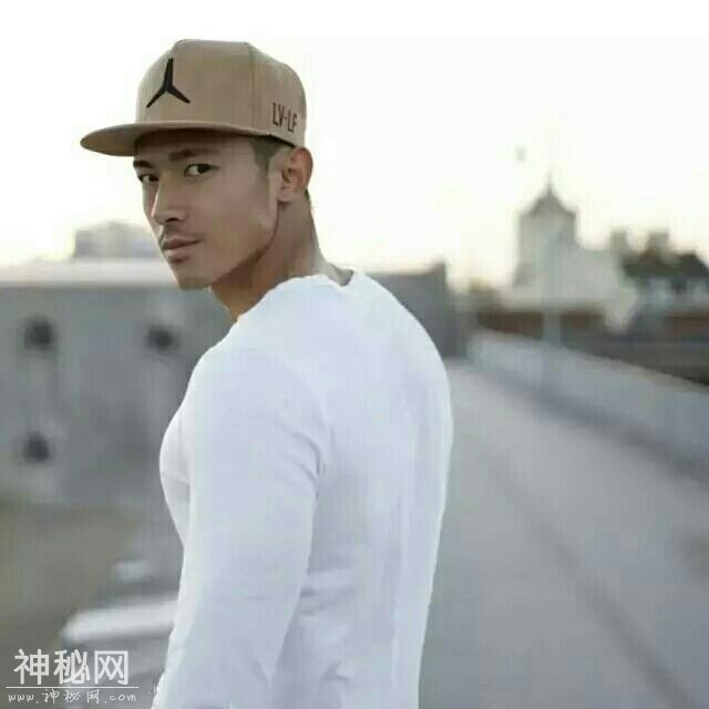 左青龙右白虎，这个肌肉帅哥有点猛-4.jpg
