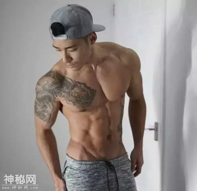 左青龙右白虎，这个肌肉帅哥有点猛-2.jpg
