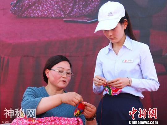 甘肃庆阳民众“回归传统”：从烧香祈福到品味民俗-1.jpg