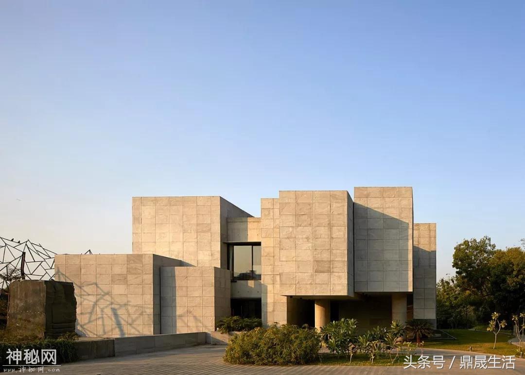 现代金字塔豪宅，大门还能随时移动，室内科技感十足，服气-2.jpg