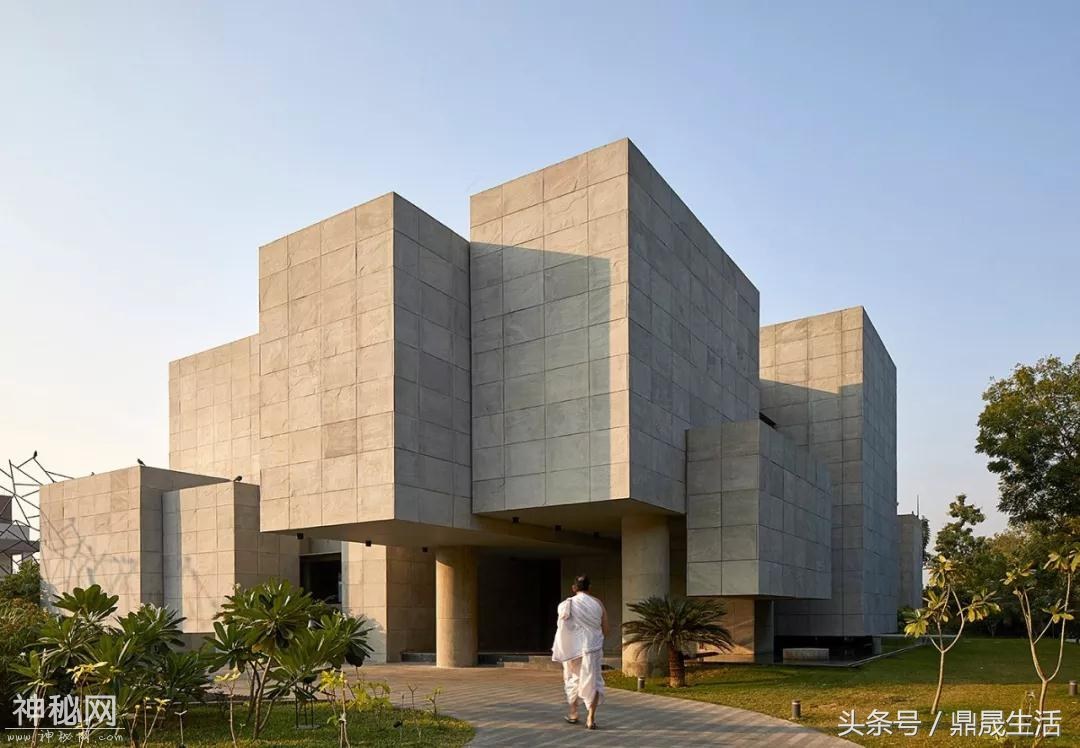 现代金字塔豪宅，大门还能随时移动，室内科技感十足，服气-3.jpg