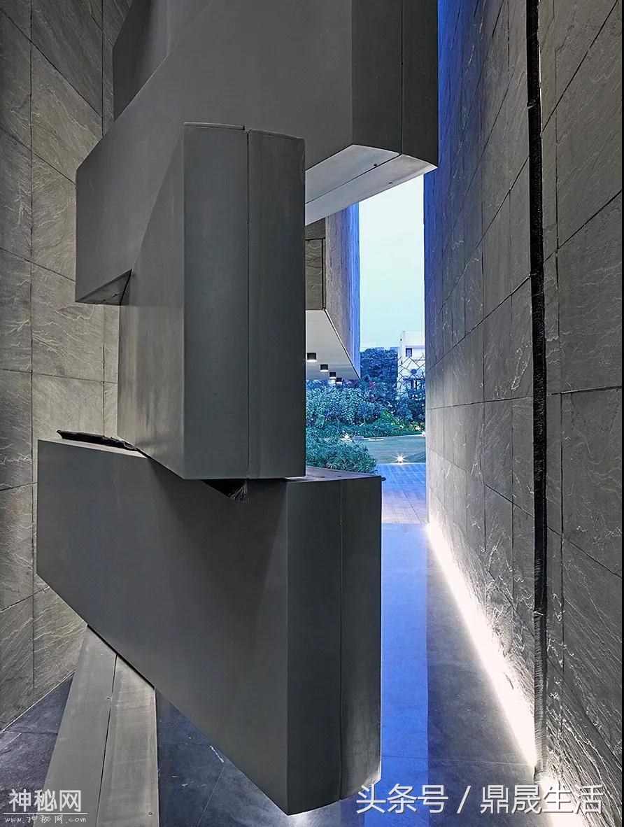 现代金字塔豪宅，大门还能随时移动，室内科技感十足，服气-7.jpg