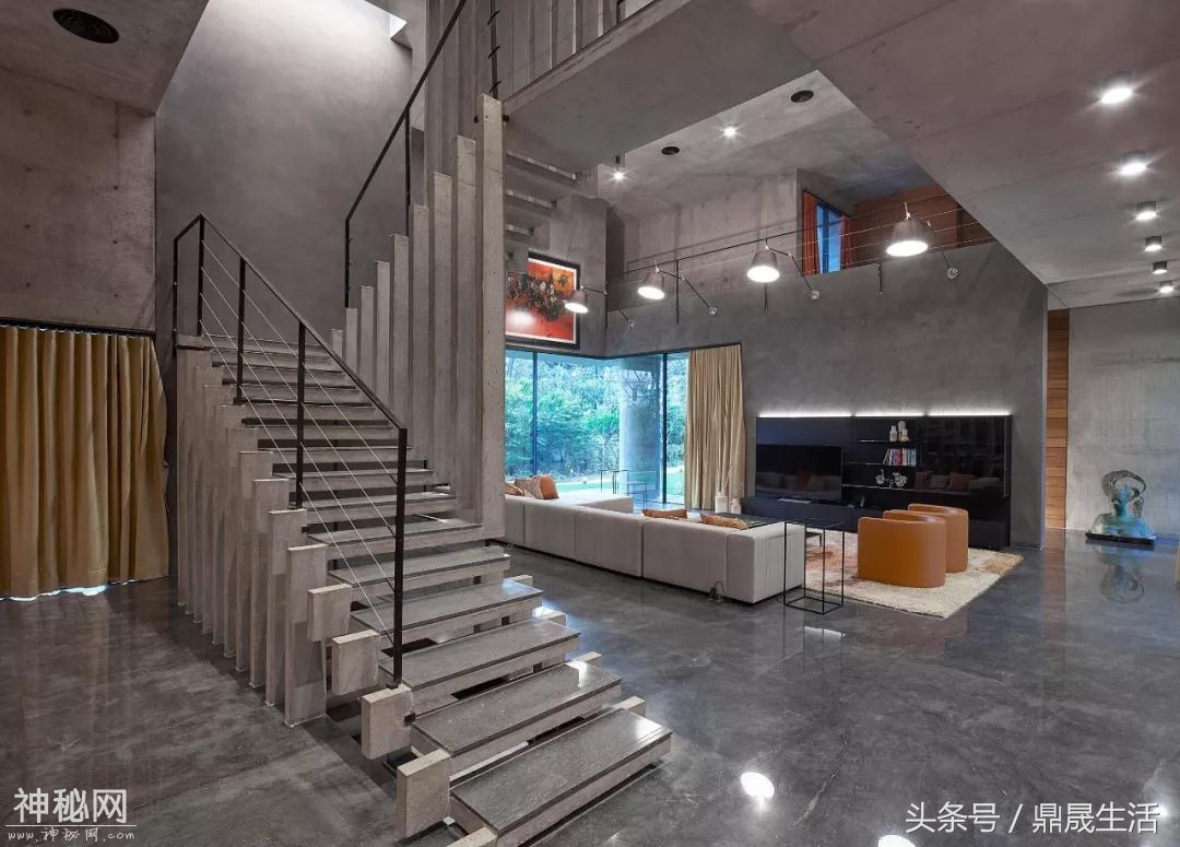 现代金字塔豪宅，大门还能随时移动，室内科技感十足，服气-10.jpg