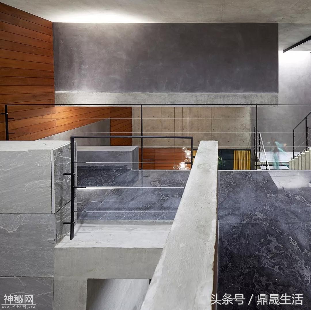 现代金字塔豪宅，大门还能随时移动，室内科技感十足，服气-15.jpg