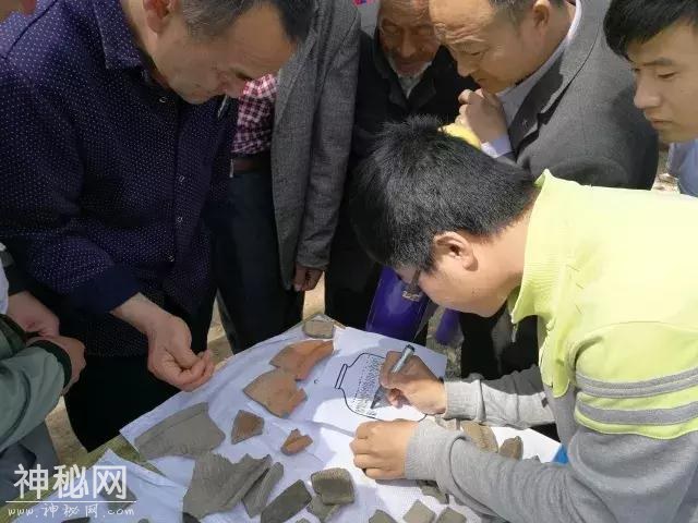山东菏泽青丘考古队向村民开放考古现场！讲解出土文物！-6.jpg