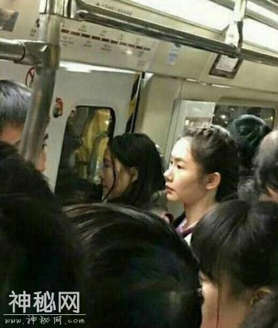 戚薇坐地铁被发现，网友：素颜也很美，依然元气满满-3.jpg