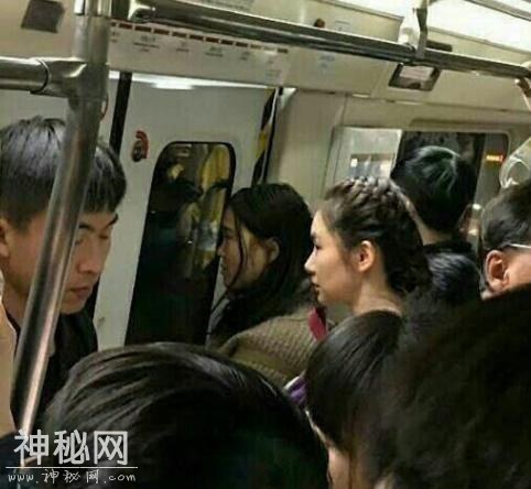 戚薇坐地铁被发现，网友：素颜也很美，依然元气满满-1.jpg