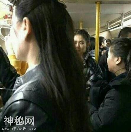 戚薇坐地铁被发现，网友：素颜也很美，依然元气满满-2.jpg