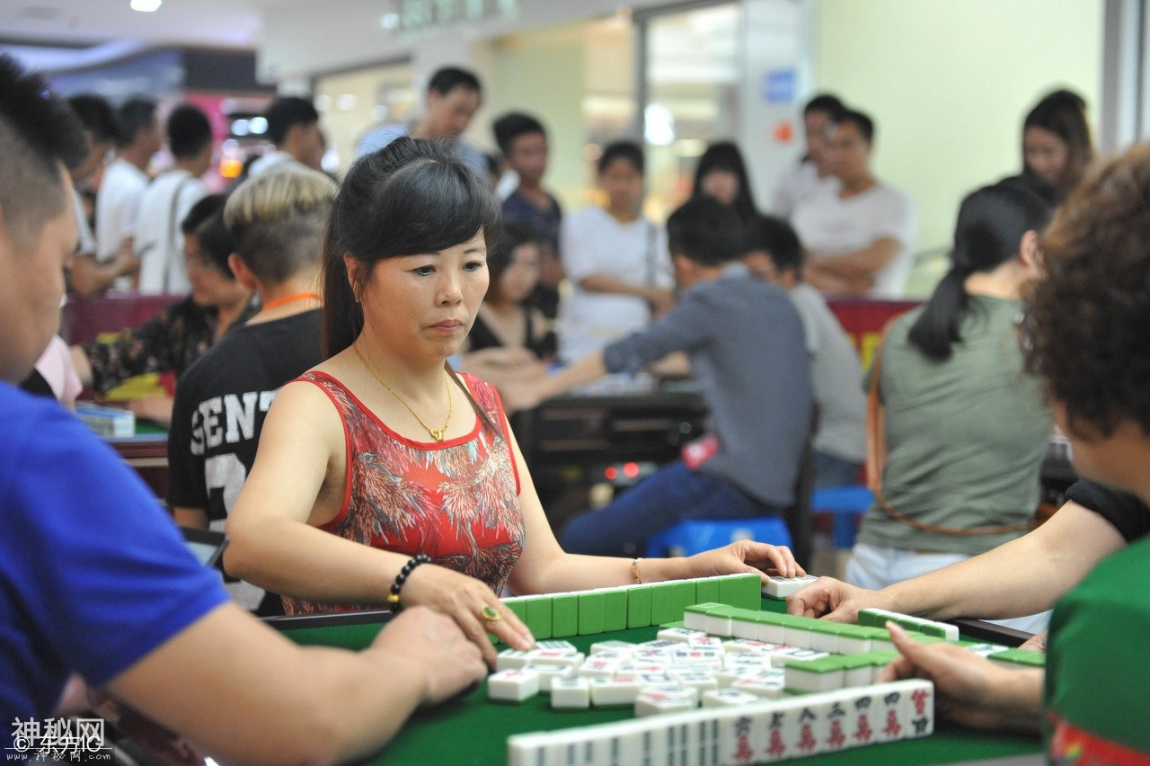 4个人在打麻将，为什么警察来了，却带走了5个人？-2.jpg