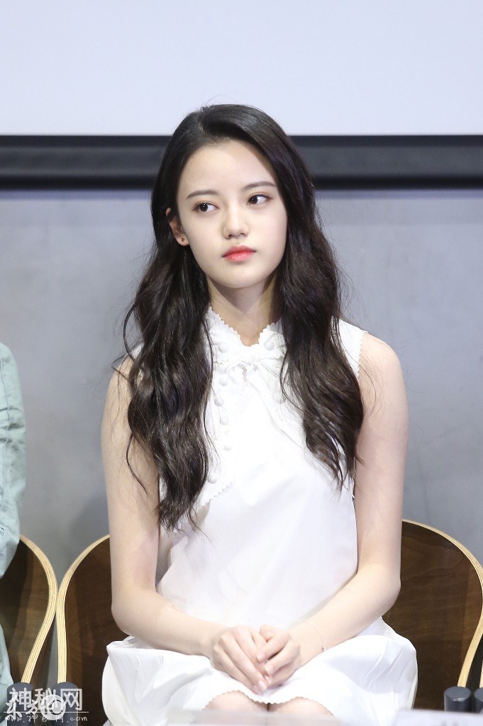 SNH48孙珍妮洁白时尚短裙现身科幻影视现场，迷人眼神美翻了-1.jpg