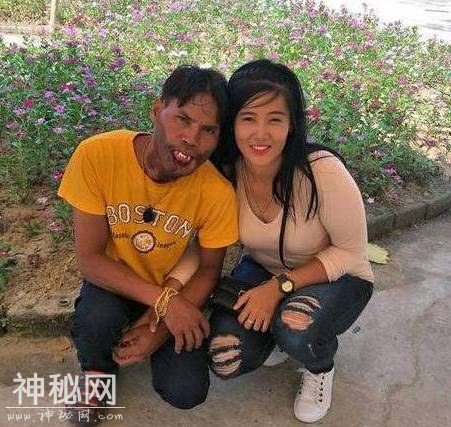 美女与“丑男”结婚大秀恩爱，前夫称：她改嫁是为了钱-4.jpg