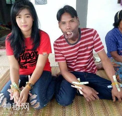 美女与“丑男”结婚大秀恩爱，前夫称：她改嫁是为了钱-1.jpg