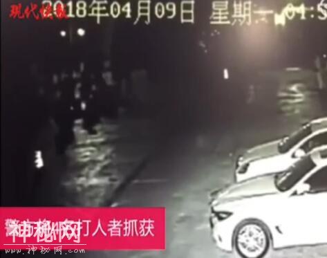 陌生女子搭讪帅哥要微信号 遭拒绝后群殴对方-5.jpg