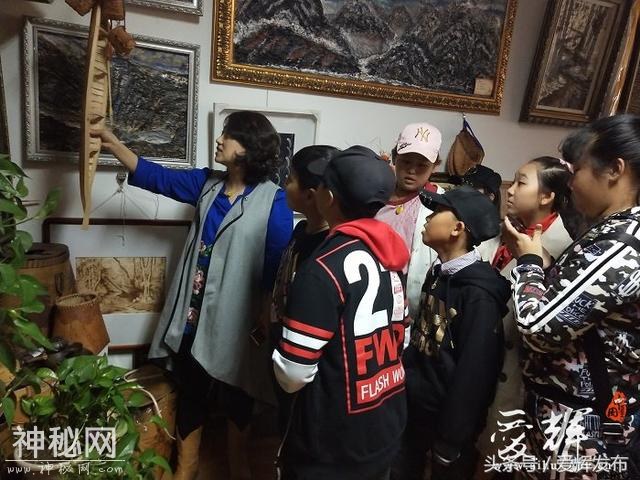 参观民俗手工艺品 传承民族传统文化-1.jpg