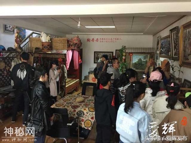 参观民俗手工艺品 传承民族传统文化-3.jpg