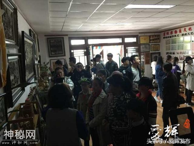 参观民俗手工艺品 传承民族传统文化-2.jpg