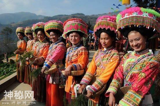 傈僳族风俗赤身同浴-7.jpg