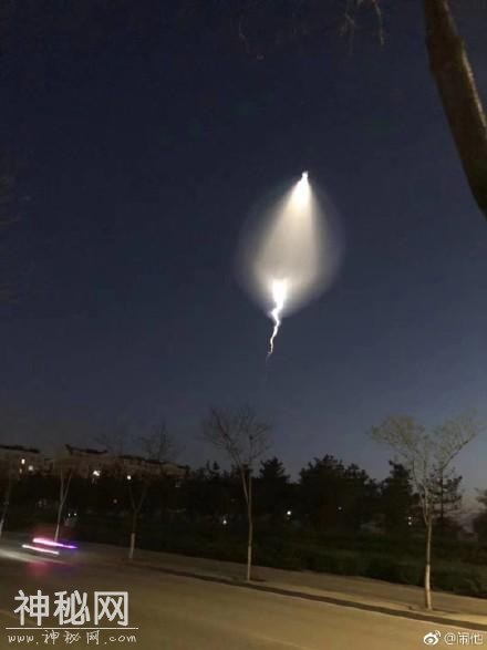 夜空中突然出现的不明飞行物 导弹专家排除远程或洲际弹道导弹的可能性-1.jpg