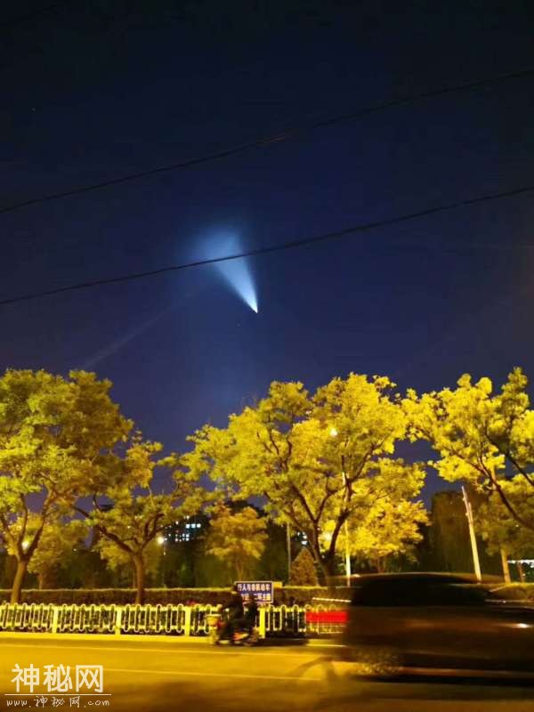27日晚全国范围内同时出现不明光源，网友：是外星人我就吃屎-5.jpg