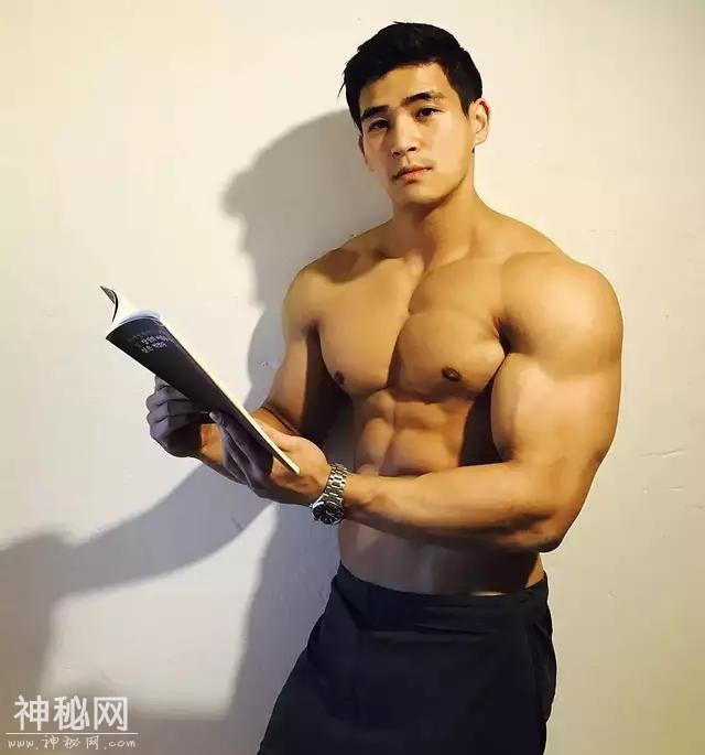 韩国肌肉帅哥，肌肉大只，网友：和韩国清瘦小鲜肉画风就是不一样-7.jpg
