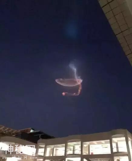 北京等地上空现“不明飞行物”！网友：谁家手电筒扔天上了？-7.jpg