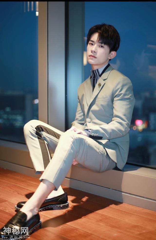 你难道没有发现你穿上西服的样子真绝了-3.jpg