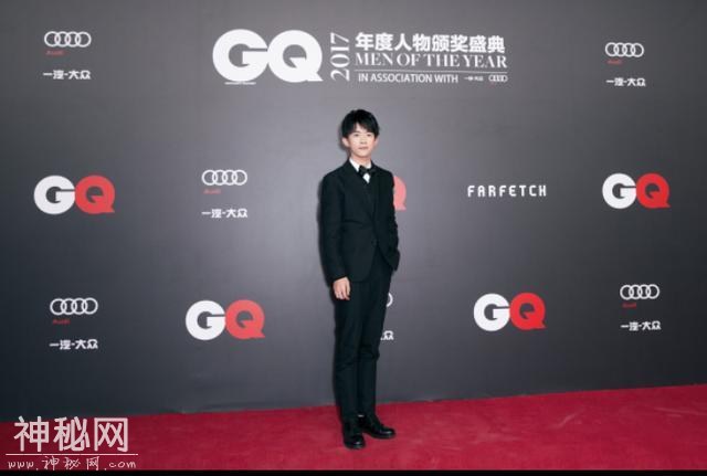 你难道没有发现你穿上西服的样子真绝了-6.jpg
