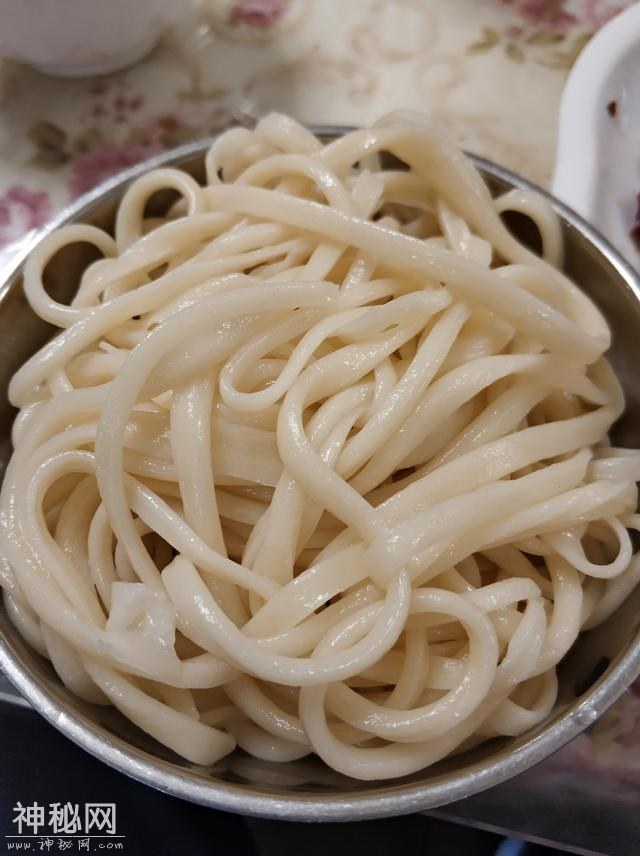 美食大发现：乌鲁木齐这家辣皮子拌面，攒劲的很！-10.jpg