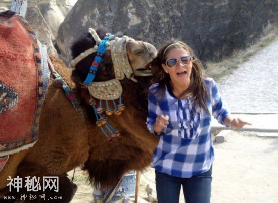 10张抓拍照直击动物欺负美女的现场-7.jpg