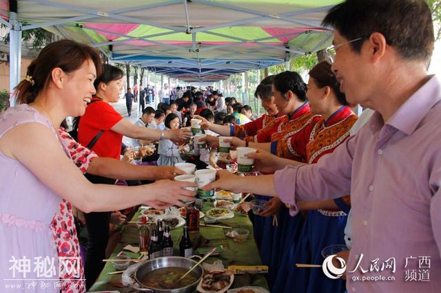 广西田林：千人同享百家宴 传统民俗添新意-1.jpg