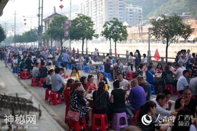 广西田林：千人同享百家宴 传统民俗添新意-6.jpg