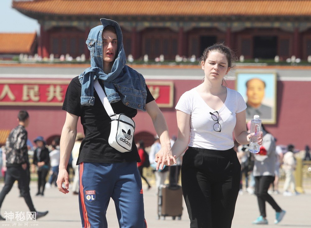 图虫人文摄影：游客顶烈日游览天安门-2.jpg