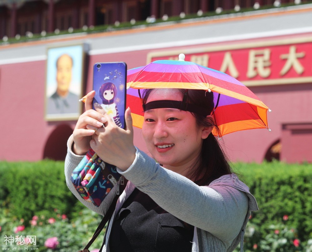 图虫人文摄影：游客顶烈日游览天安门-4.jpg
