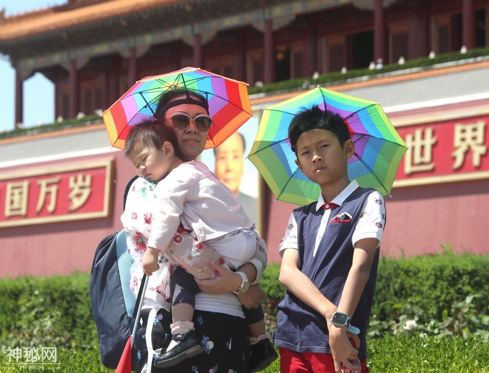 图虫人文摄影：游客顶烈日游览天安门-6.jpg