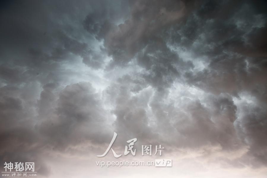 江西都昌：暴雨袭来白昼如夜 乌云密布似科幻片-3.jpg