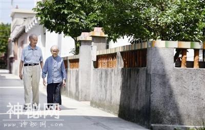 公公去世婆婆天黑了，担心婆婆我请护工，偶然发现婆婆私藏我哭了-1.jpg