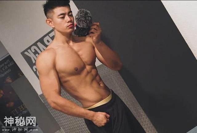 体育生里帅哥多，这些肌肉帅哥个个养眼-41.jpg